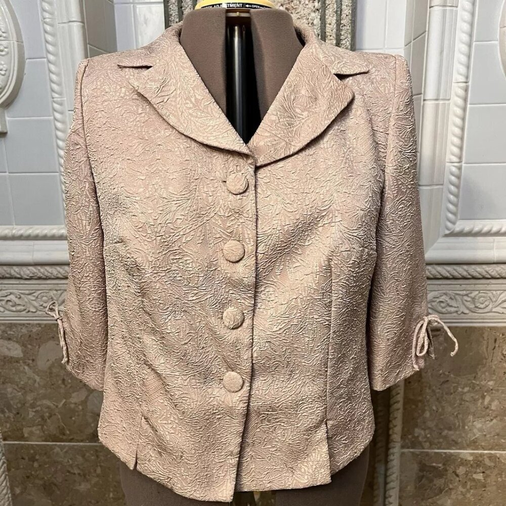 Ann Travis Petites. Sz 14WP. Dressy Embossed Tan 3/4 Sleeve Lined Jacket. B96